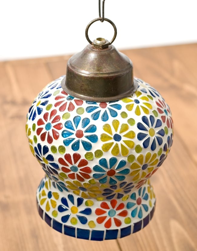 吊り下げモザイクランプ - 壺形 (直径:約13cm)の写真1枚目です。色とりどりのガラスで描かれた柄がとても可愛いランプです。ランプ,アラビア風ランプ,モザイクランプ,インテリア