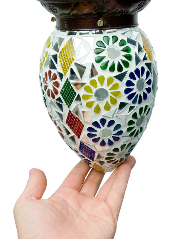 吊り下げモザイクランプ - しずく形 (直径:約12cm)の商品写真 6枚目 手を添えてみるとこれくらいの大きさです。