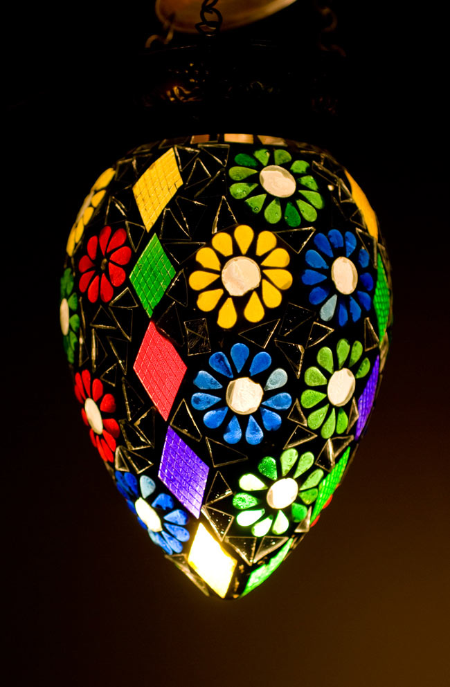 吊り下げモザイクランプ - しずく形 (直径:約12cm)の商品写真 1枚目 明かりをつけてみました。幻想的でかわいいランプです。