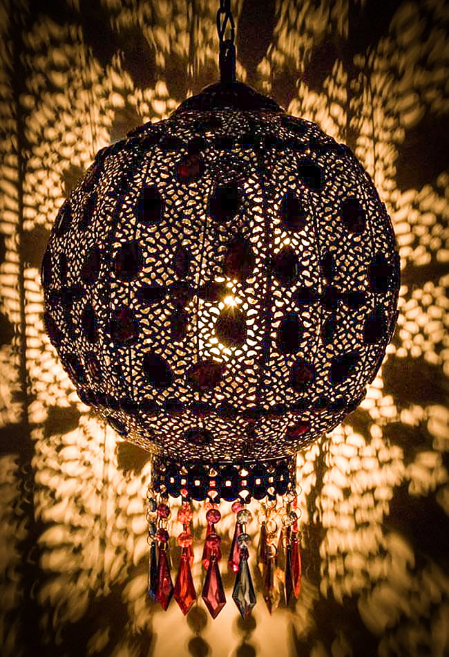【訳あり品】【シェードと吊り下げ金具のみ】アラビアンランプ - 球型の写真1枚目です。暗い所で撮影をしました。
撮影に使用しているのはクリアタイプの電球です。ランプ,アジアン,インテリア,ランプシェード