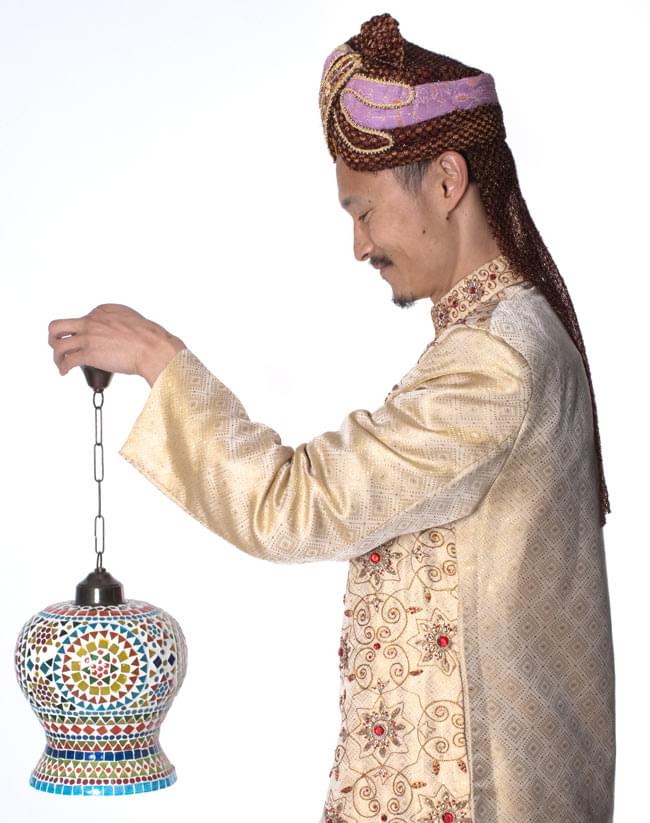 吊り下げモザイクランプ - 壺型(直径:約22cm)の商品写真 10枚目 サイズ比較のために持ってみました