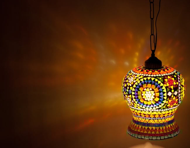 吊り下げモザイクランプ - 壺型(直径:約22cm)の商品写真 2枚目 アングルを変えて、暗い所で撮影しました