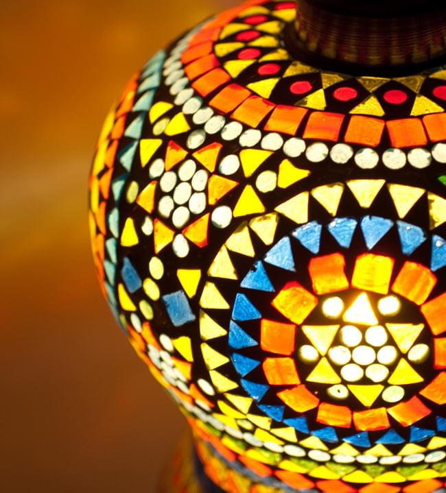 吊り下げモザイクランプ - 壺型(直径:約22cm)の商品写真 3枚目 暗い所でアップにしました