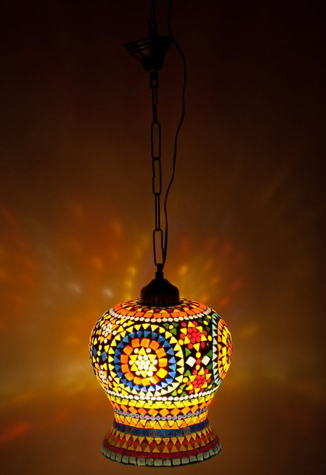 吊り下げモザイクランプ - 壺型(直径:約22cm)の商品写真 1枚目 暗い所で撮影しました