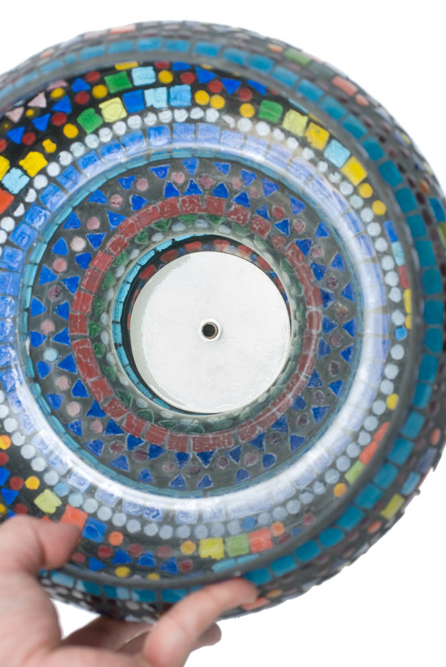 吊り下げモザイクランプ (直径:約27cm) 12 - 本体を内側から見てみました。白く丸い金属板がストッパーになっています。こちらにもコード用の穴、そしてナットが見えます。