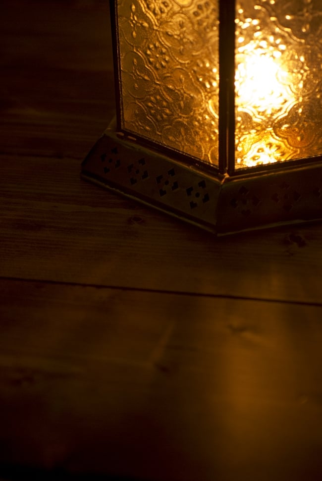 床置きアラビアンランプシェード - ランタン型 2 - 床にこぼれ落ちる影も美しいですね。