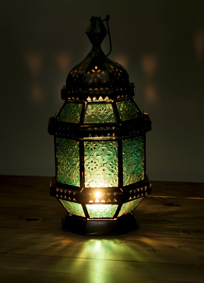 床置きアラビアンランプシェード - ランタン型の写真1枚目です。暗い所で撮影をしました。ランプ,アジアン,インテリア,ランプシェード