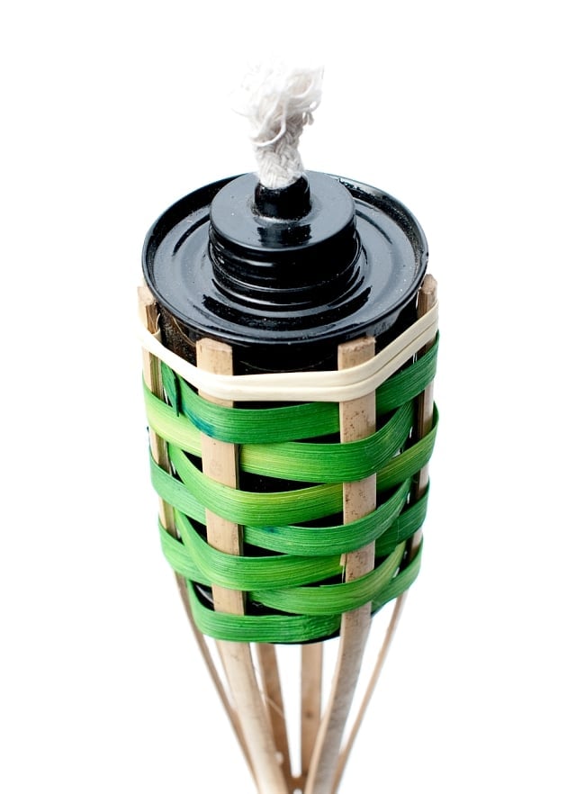 ［88cm］バンブートーチ キャンプなどのアウトドアへ！竹製のたいまつ 2 - 上からの写真です。上部に燃料ボトルがついています。