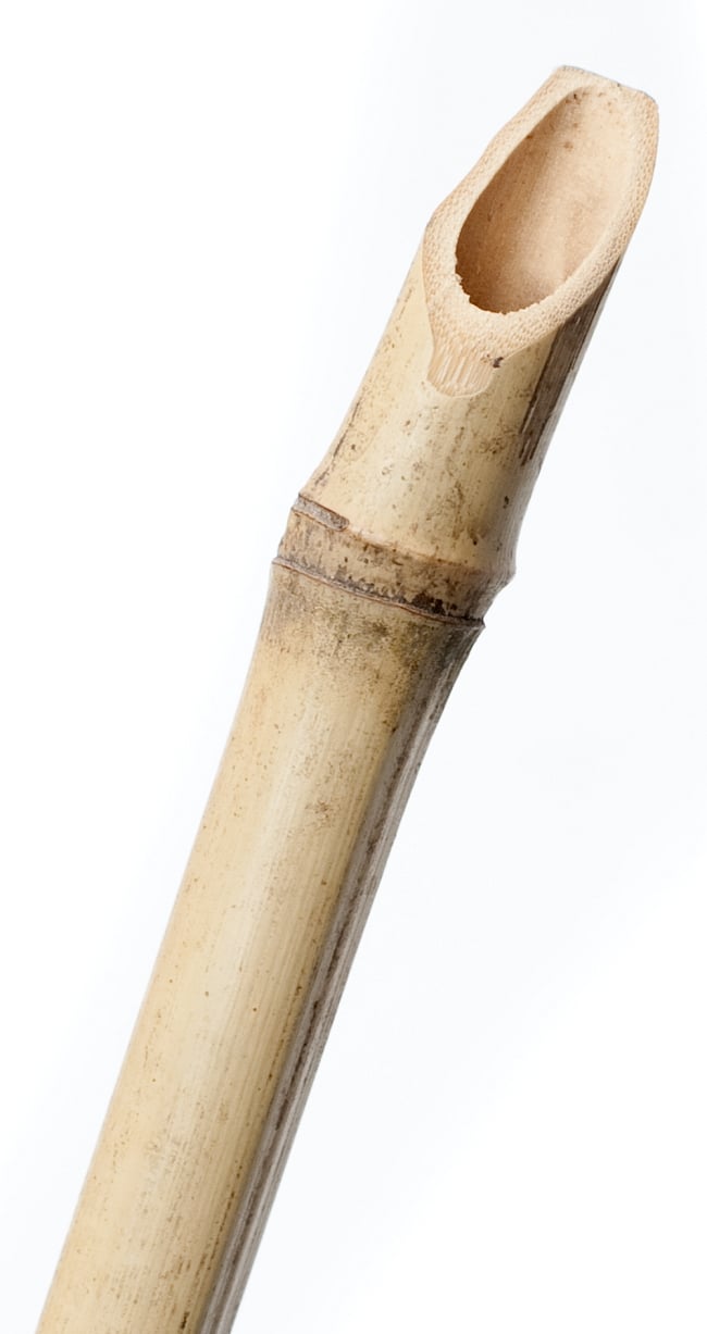 ［88cm］バンブートーチ キャンプなどのアウトドアへ！竹製のたいまつ 4 - 先端は尖って、ビーチや土に刺しやすいようになっています。