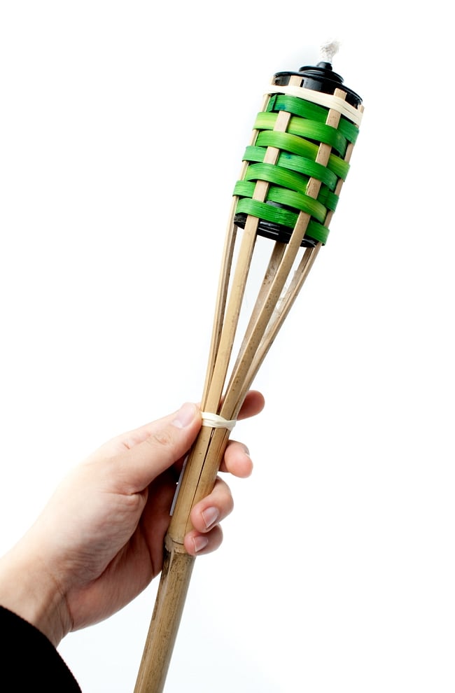 ［88cm］バンブートーチ キャンプなどのアウトドアへ！竹製のたいまつ 5 - このくらいのサイズ感になります
