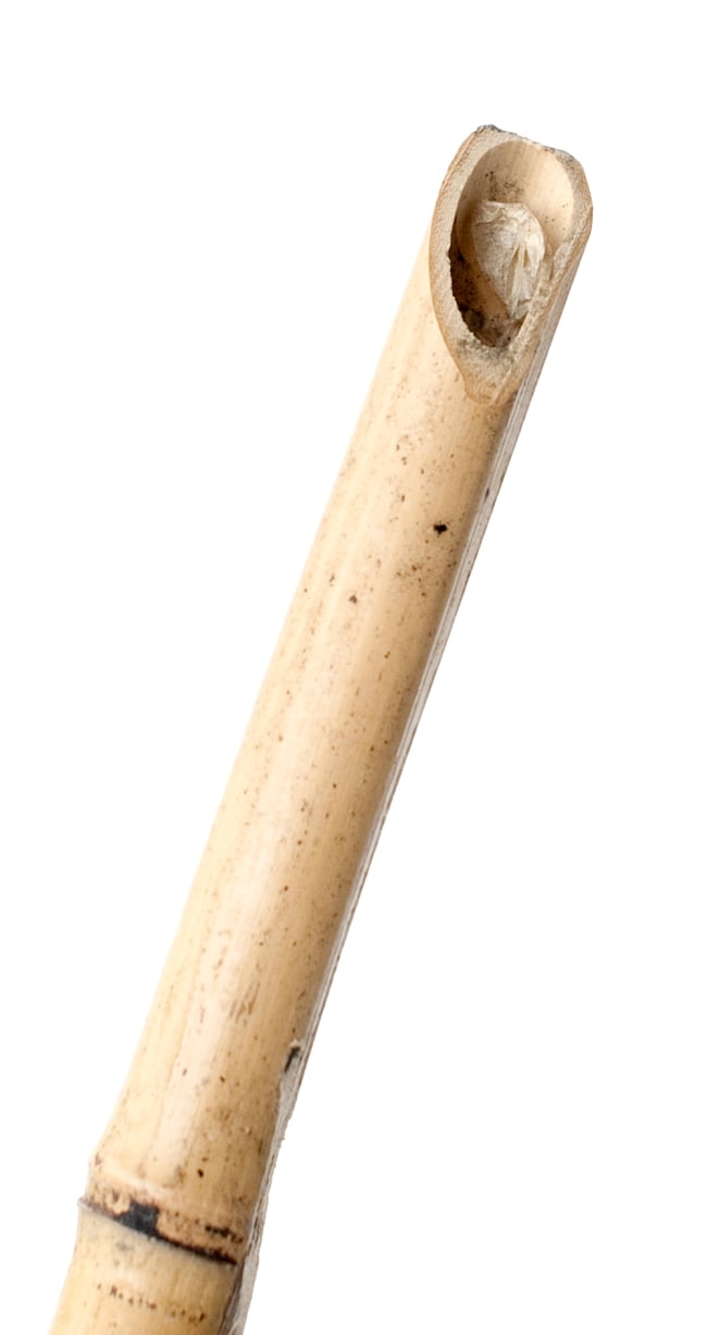 ［118cm］バンブートーチ キャンプなどのアウトドアへ！竹製のたいまつ 4 - 先端は尖って、ビーチや土に刺しやすいようになっています。