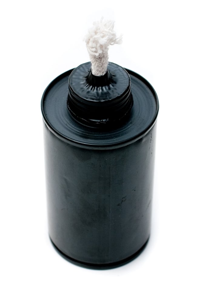 ［118cm］バンブートーチ キャンプなどのアウトドアへ！竹製のたいまつ 7 - こちらが燃料ボトルになります。外に出ている灯心が長ければ長いほど、火も大きくなるので、最初は灯心を小さめに出して調節してください。