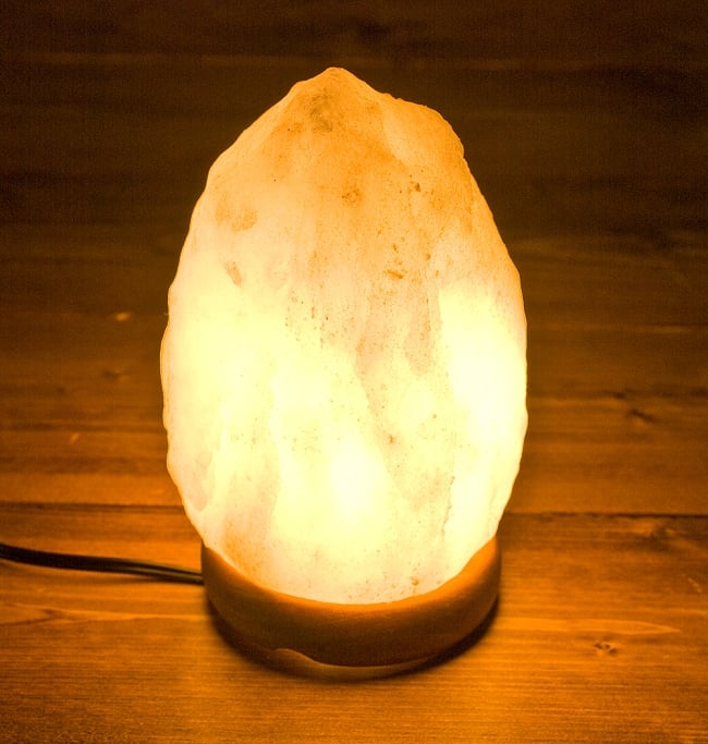 ［一点もの］岩塩ランプ - しずく形 (直径:約12cm) 3 - 明かりを灯すと岩塩独特の明かりになります。