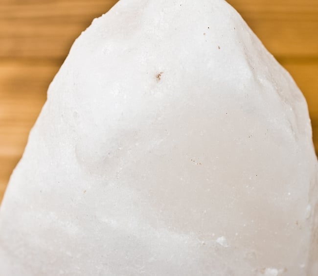 ［一点もの］岩塩ランプ - しずく形 (直径:約12cm) 5 - 近づいて見てみました。