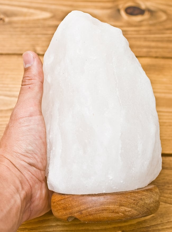 ［一点もの］岩塩ランプ - しずく形 (直径:約12cm) 8 - 大きさを感じていただくため、手を添えてみました。