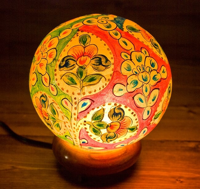 ［一点もの］キャメルランプ - ボール形 (直径:約12cm) 3 - 明かりを灯すと独特の温かい光が漏れます。