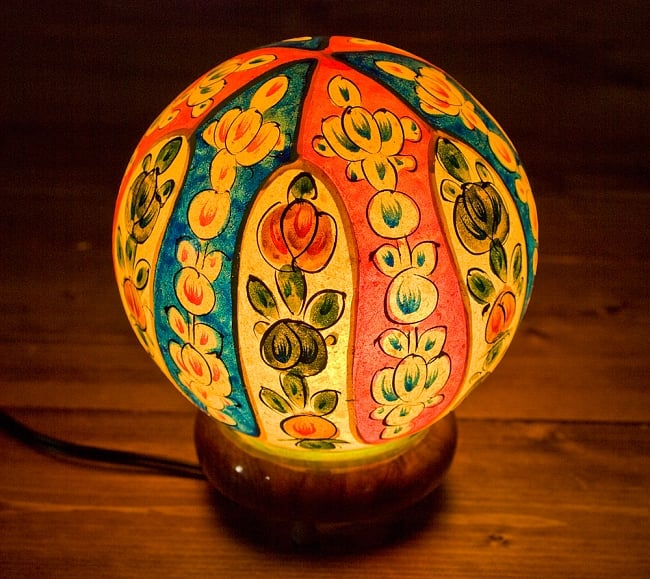 ［一点もの］ キャメルランプ- ボール形 (直径:約12cm) 3 - 明かりを灯すと温かい光が漏れます。