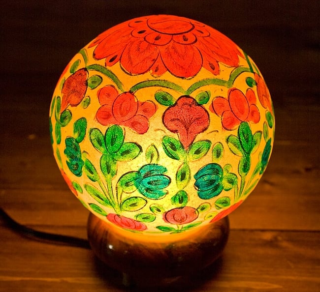 ［一点もの］キャメルランプ- ボール形 (直径:約12cm) 3 - 明かりを灯すと温かい光が漏れます。