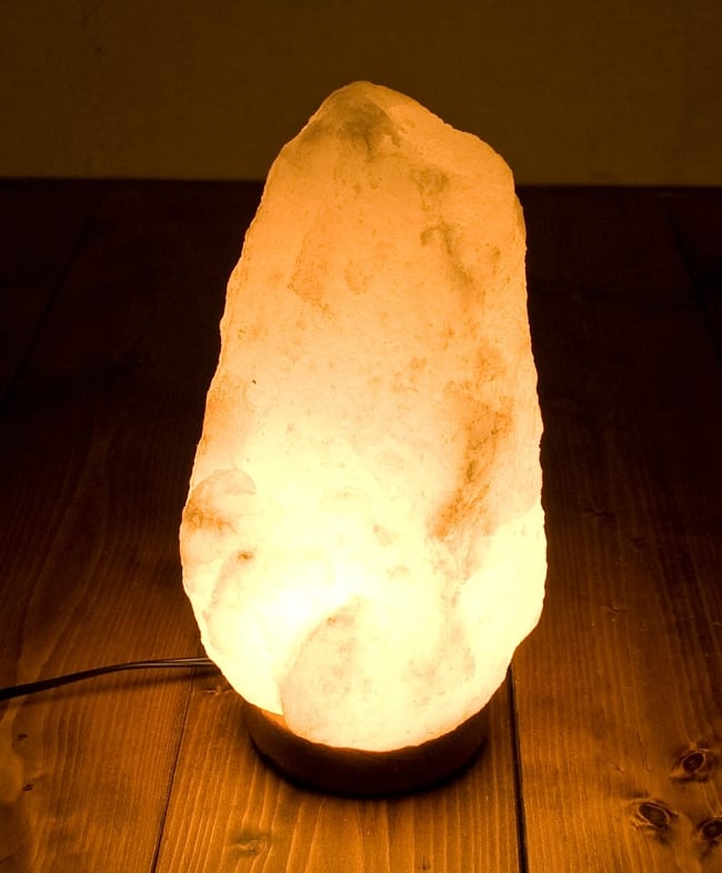 [一点もの]ヒマラヤの岩塩ランプ【大：4-5Kg】 3 - ランプを灯すと素敵な雰囲気になりますね