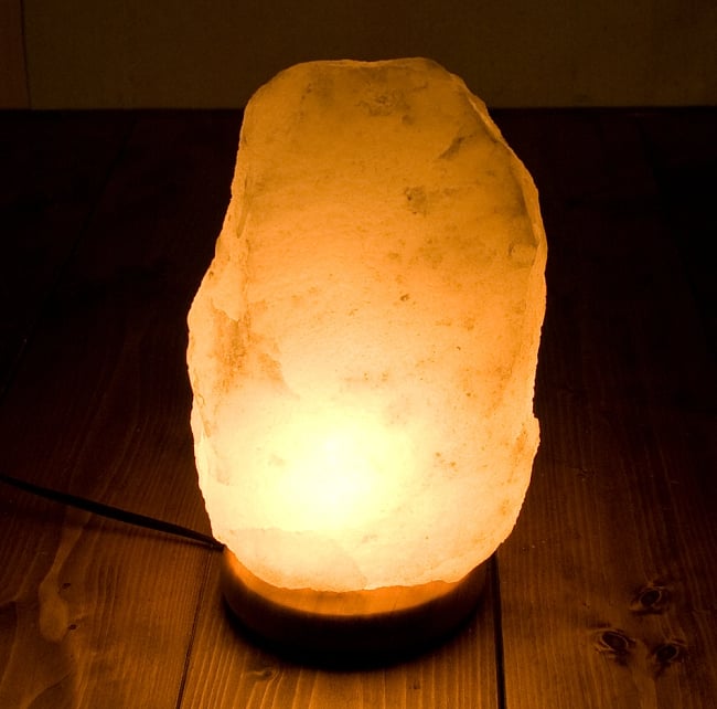 [一点もの]ヒマラヤの岩塩ランプ【大：4-5Kg】 3 - ランプを灯すと素敵な雰囲気になりますね