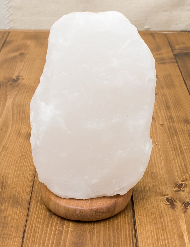 [一点もの]ヒマラヤの岩塩ランプ【大：4-5Kg】の写真1枚目です。明るい所で撮影しましたランプ,岩塩,岩塩 ランプ,インテリア