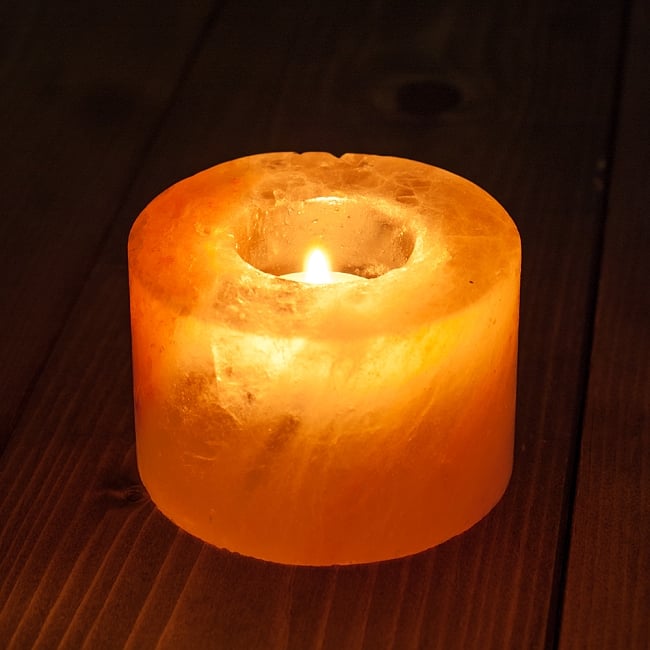ヒマラヤ岩塩 キャンドルスタンド 円筒 4 - 灯りをともしてみました。幻想的でぬくもりのある灯りが広がります。