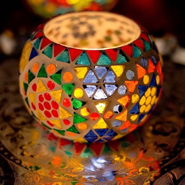 ホワイトモザイクキャンドルホルダー - マンダラ 2 - 近寄ってみました。幻想的な美しさがありますね。