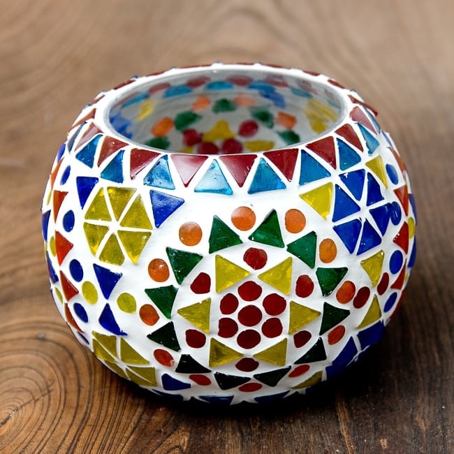 ホワイトモザイクキャンドルホルダー - マンダラ 4 - 明るい所で撮影しました。可愛らしいデザインですね。