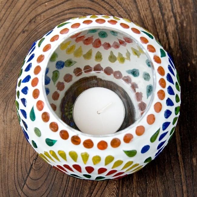 ホワイトモザイクキャンドルホルダー - マンダラ 9 - 同ジャンル品に、ティーライトキャンドルを置いてみたところです。キャンドルも1点ついてくるので、すぐにつかえます。