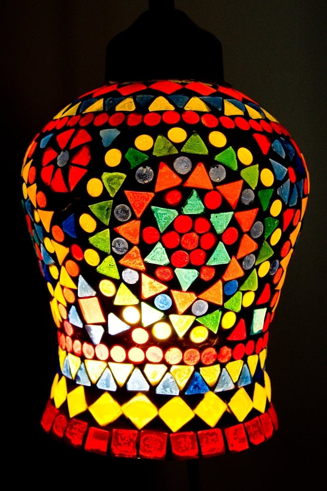 吊り下げモザイクランプ【直径：約13cm】の写真1枚目です。明かりを点けた全体写真です。美しい光が幻想的です。ランプ,アラビア風ランプ,モザイクランプ,インテリア,トルコランプ,ランプシェード