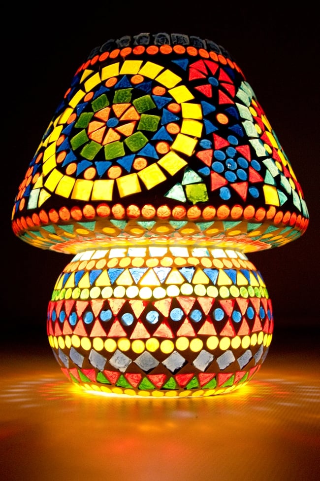 きのこ型ランプスタンド - Ｍサイズ〔直径：約20?〕の写真1枚目です。明かりを灯して正面から撮影しました。幻想的な光が綺麗ですね。ランプ,アラビア風ランプ,モザイクランプ,キノコ,トルコランプ,中東,アラビアン,ランプシェード