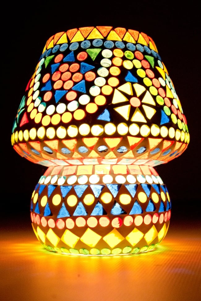 きのこ型ランプスタンド - Ｓサイズ〔直径：約14?〕の写真1枚目です。明かりを灯して正面から撮影しました。幻想的な光が綺麗ですね。ランプ,アラビア風ランプ,モザイクランプ,キノコ,トルコランプ,中東,アラビアン,ランプシェード