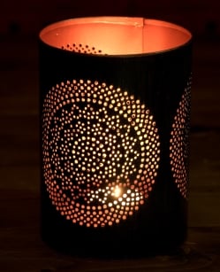 幾何学模様の透かし彫りが美しいマンダラランプ[円筒形・マンダラ  高さ:14.5cm] - サブ2