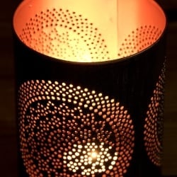 幾何学模様の透かし彫りが美しいマンダラランプ[円筒形・マンダラ  高さ:14.5cm] - サブ3