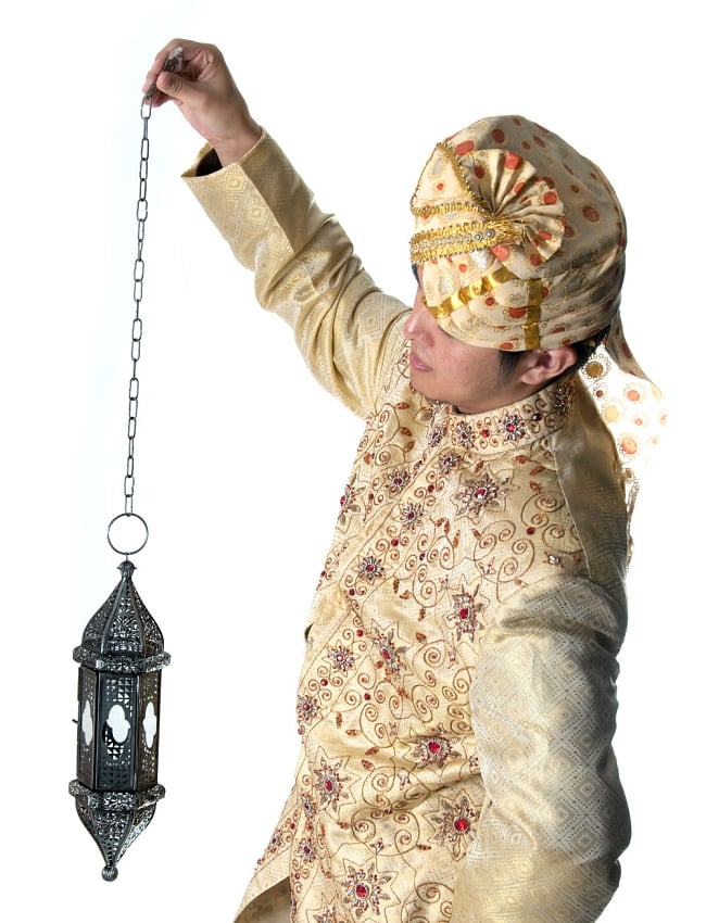 [訳あり割引品・チェーンに錆あり]【38cm】モロッコスタイル　吊り下げ型LEDキャンドルランタン【ロウソク風LEDキャンドル付き】 12 - サイズ比較のために手に持ってみました