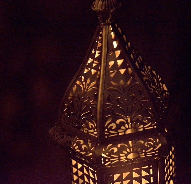 [訳あり割引品・チェーンに錆あり]【38cm】モロッコスタイル　吊り下げ型LEDキャンドルランタン【ロウソク風LEDキャンドル付き】 9 - 暗くして、中にキャンドルを入れてみました