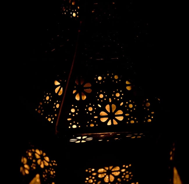 【37cm】モロッコスタイル　スタンド型LEDキャンドルランタン【ロウソク風LEDキャンドル付き】 12 - 暗くして、中にキャンドルを入れてみました