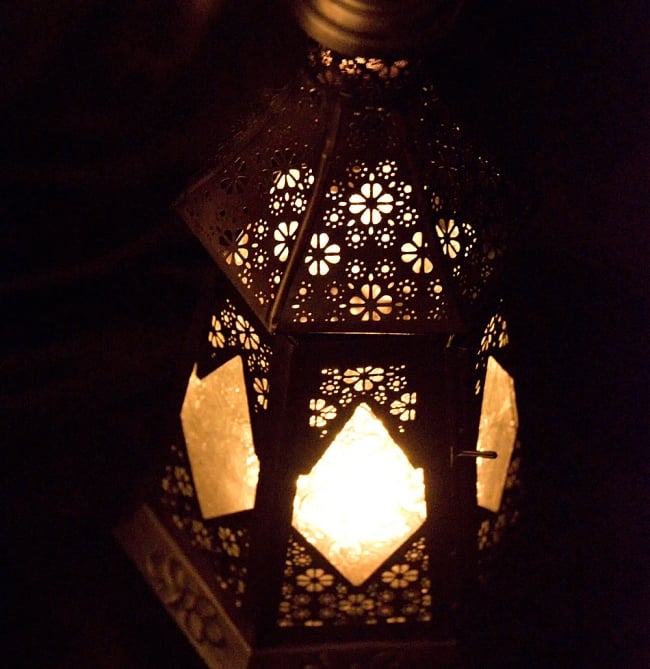 【37cm】モロッコスタイル　スタンド型LEDキャンドルランタン【ロウソク風LEDキャンドル付き】 13 - 暗くして、中にキャンドルを入れてみました