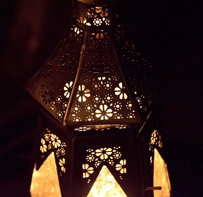 【37cm】モロッコスタイル　スタンド型LEDキャンドルランタン【ロウソク風LEDキャンドル付き】 14 - 暗くして、中にキャンドルを入れてみました