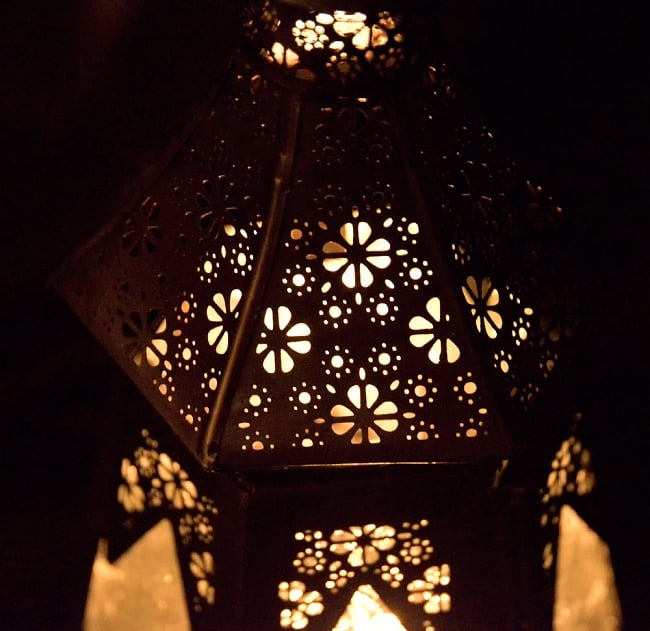 【37cm】モロッコスタイル　スタンド型LEDキャンドルランタン【ロウソク風LEDキャンドル付き】 15 - 暗くして、中にキャンドルを入れてみました