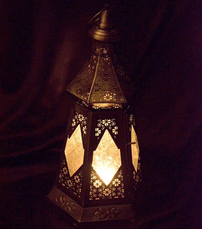 【37cm】モロッコスタイル　スタンド型LEDキャンドルランタン【ロウソク風LEDキャンドル付き】 8 - 暗くして、中にキャンドルを入れてみました