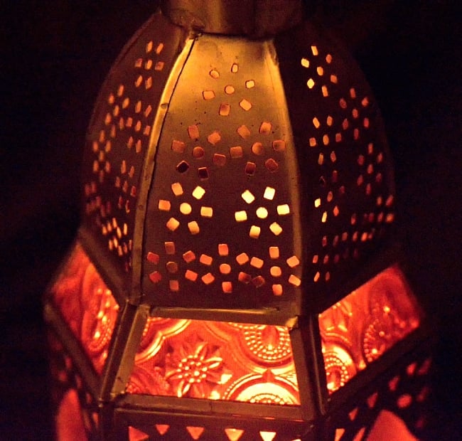 【27cm】モロッコスタイル　スタンド型LEDキャンドルランタン【ロウソク風LEDキャンドル付き】 11 - 暗くして、中にキャンドルを入れてみました