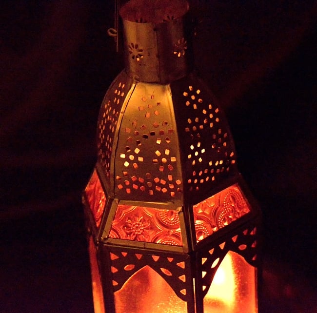 【27cm】モロッコスタイル　スタンド型LEDキャンドルランタン【ロウソク風LEDキャンドル付き】 12 - 暗くして、中にキャンドルを入れてみました