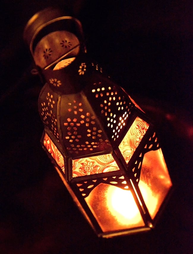 【27cm】モロッコスタイル　スタンド型LEDキャンドルランタン【ロウソク風LEDキャンドル付き】 13 - 暗くして、中にキャンドルを入れてみました