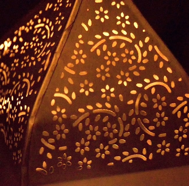 【25.5cm】モロッコスタイル　スタンド型LEDキャンドルランタン【ロウソク風LEDキャンドル付き】 11 - 暗くして、中にキャンドルを入れてみました