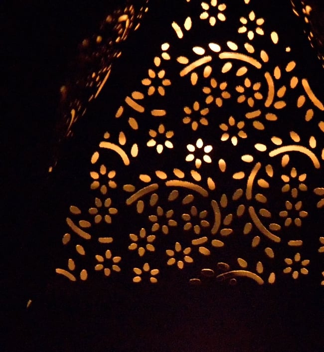 【25.5cm】モロッコスタイル　スタンド型LEDキャンドルランタン【ロウソク風LEDキャンドル付き】 14 - 暗くして、中にキャンドルを入れてみました