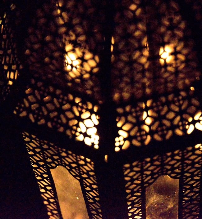 【40cm】モロッコスタイル　スタンド型LEDキャンドルランタン【ロウソク風LEDキャンドル付き】 11 - 暗くして、中にキャンドルを入れてみました