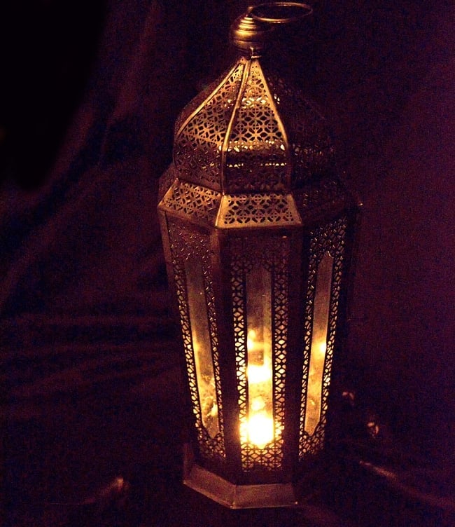 【40cm】モロッコスタイル　スタンド型LEDキャンドルランタン【ロウソク風LEDキャンドル付き】 7 - 暗くして、中にキャンドルを入れてみました