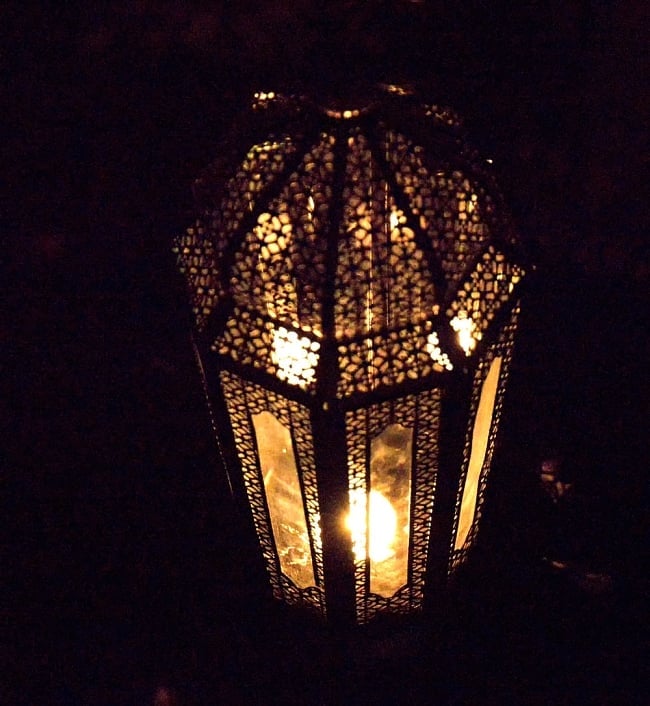 【40cm】モロッコスタイル　スタンド型LEDキャンドルランタン【ロウソク風LEDキャンドル付き】 9 - 暗くして、中にキャンドルを入れてみました