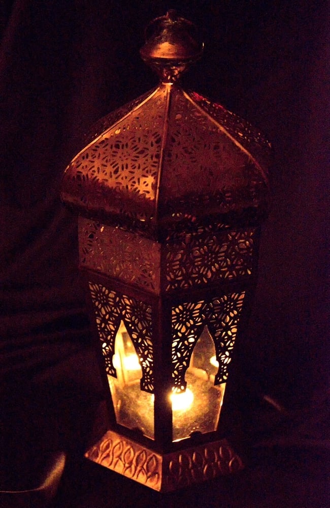 【42cm】モロッコスタイル　スタンド型LEDキャンドルランタン【ロウソク風LEDキャンドル付き】 6 - 暗くして、中にキャンドルを入れてみました